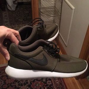 Olive green Nike Rosche